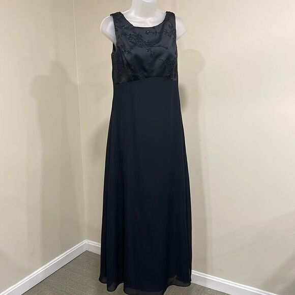 NWOT Arianna by Rachel Kaye black beaded evening gown dress.  Size 8P M medium - Picture 1 of 9